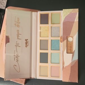 Destino eyeshadow palette from Alamar